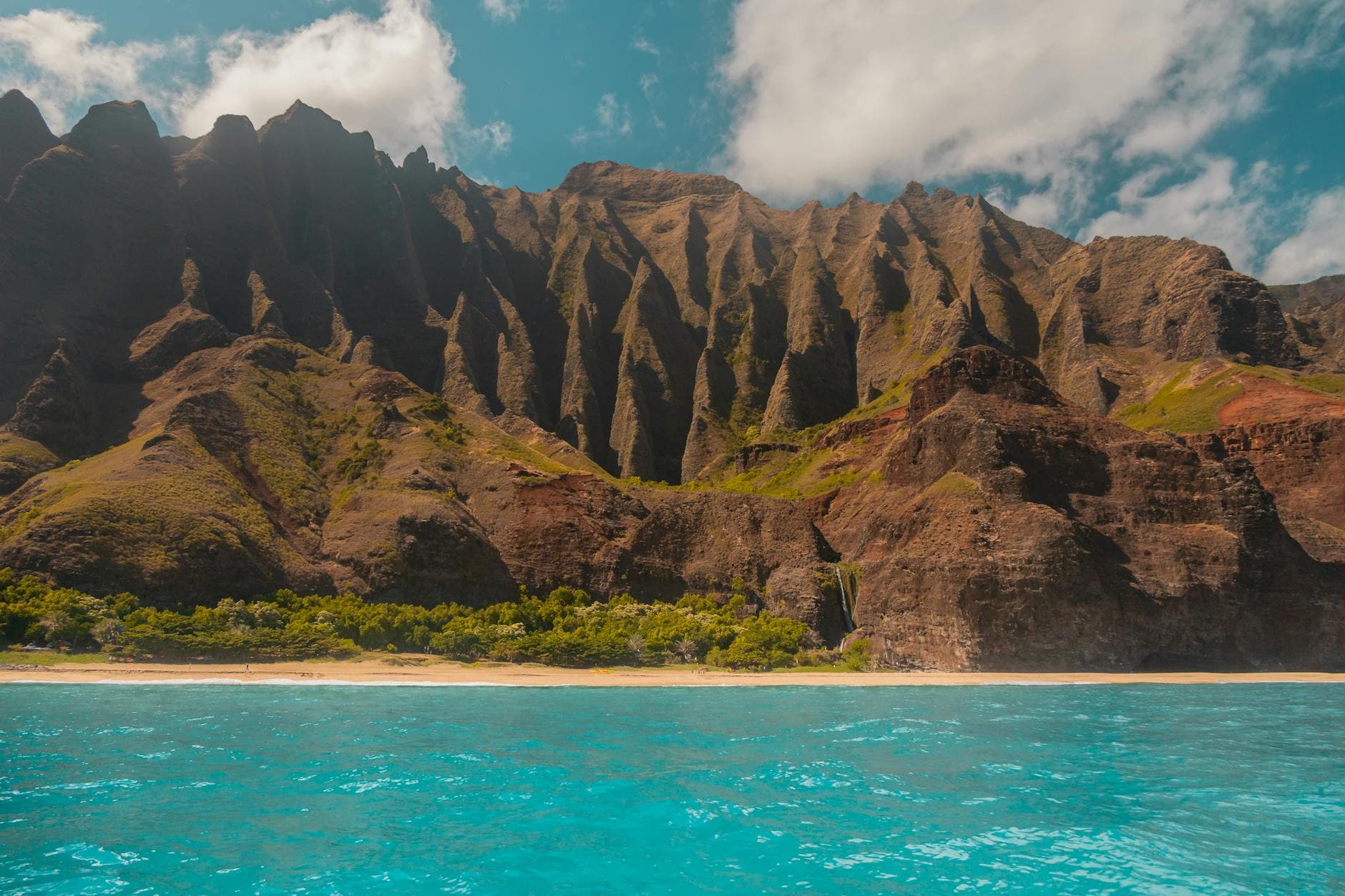 Discover the breathtaking Na Pali coastline with towering cliffs overlooking turquoise waters.