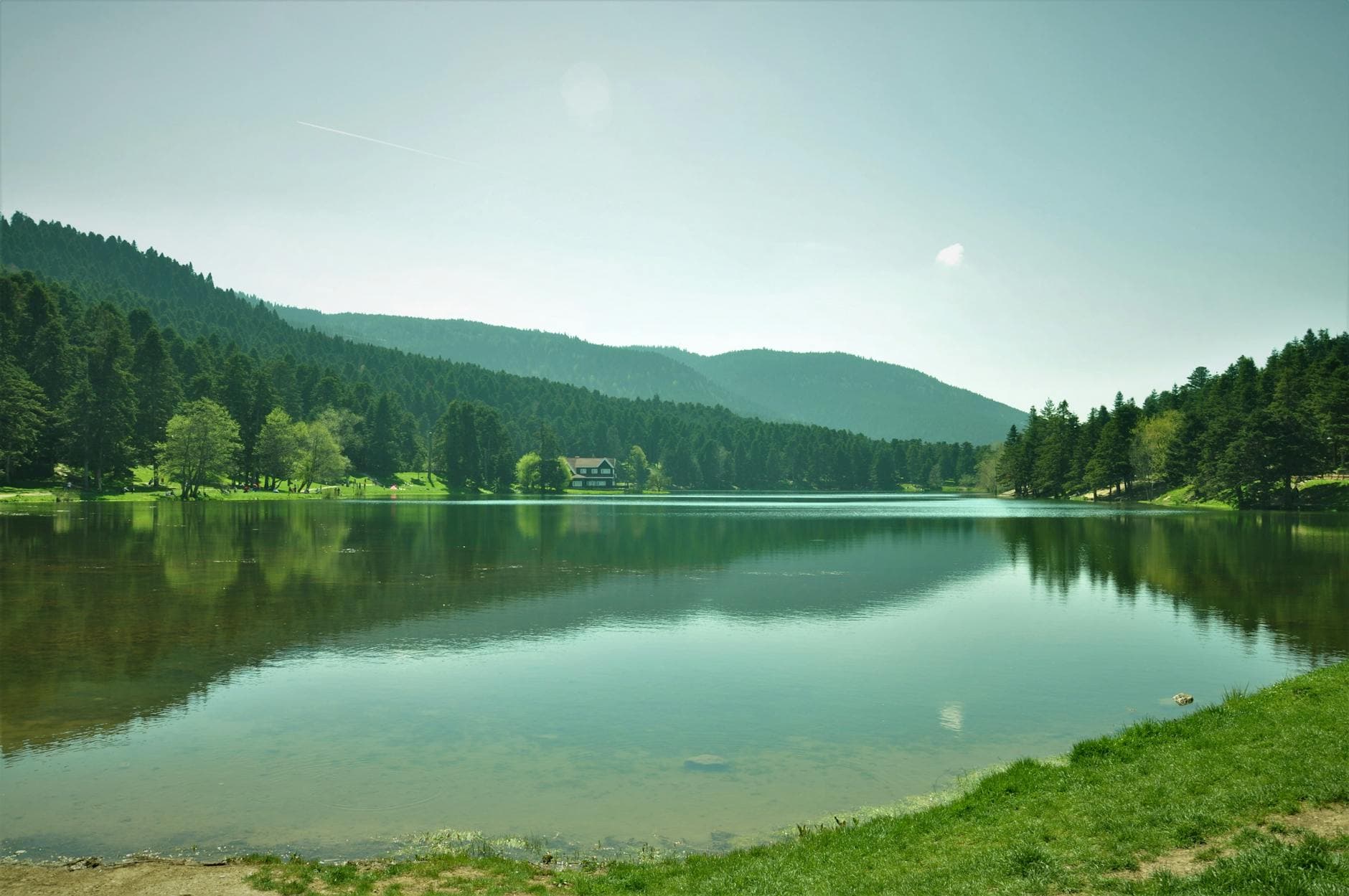 Peaceful lake view with mountain reflections in Bolu, Türkiye, perfect for serene landscapes.