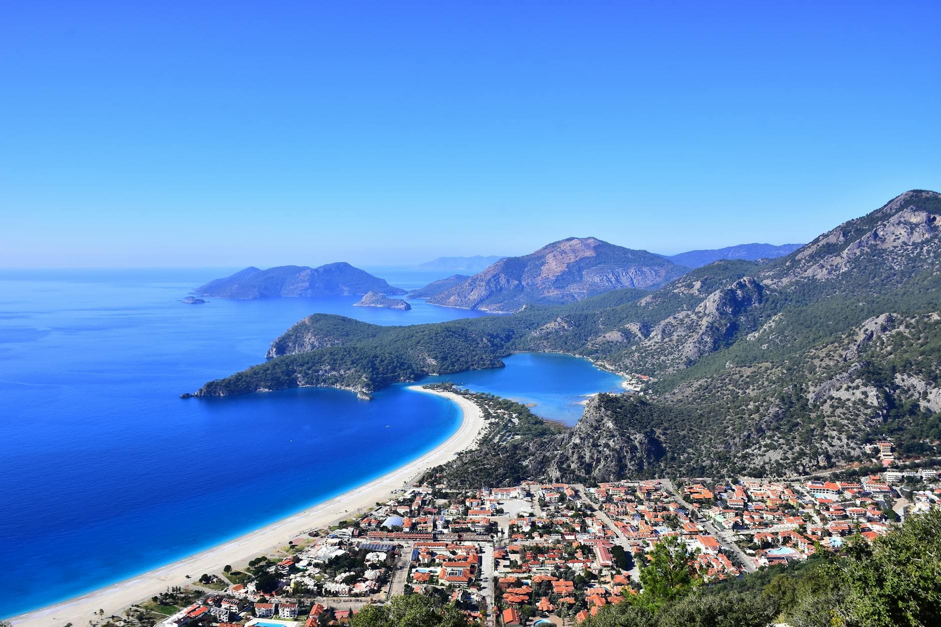 A breathtaking aerial view of Ölüdeniz's pristine beaches and turquoise waters in Türkiye.