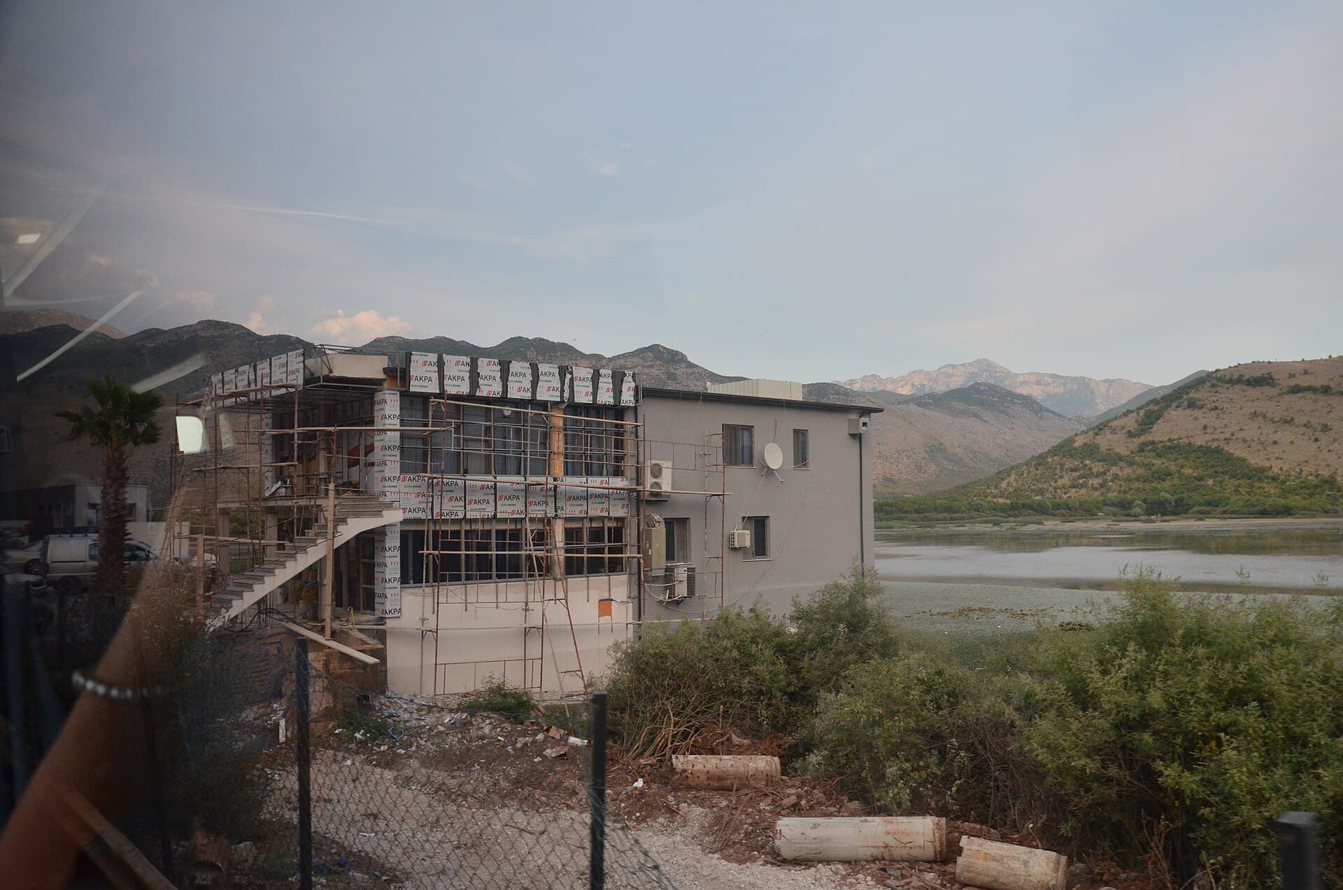 Hani I Hotit, Albania