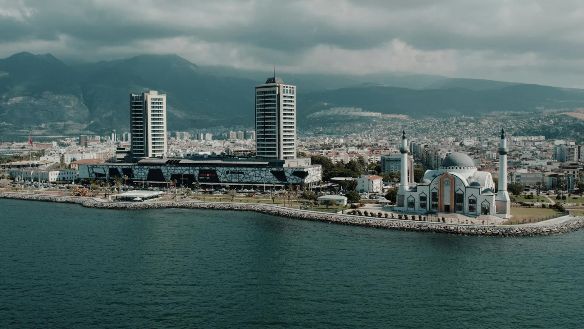 Drone view of İskenderun, Turkey highlighting coastal architecture and mosque.