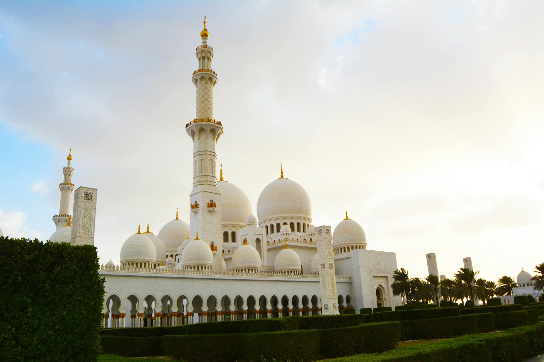 A stunning view of Sheikh Zayed Grand Mosque in Abu Dhabi at daybreak, showcasing Islamic architecture.