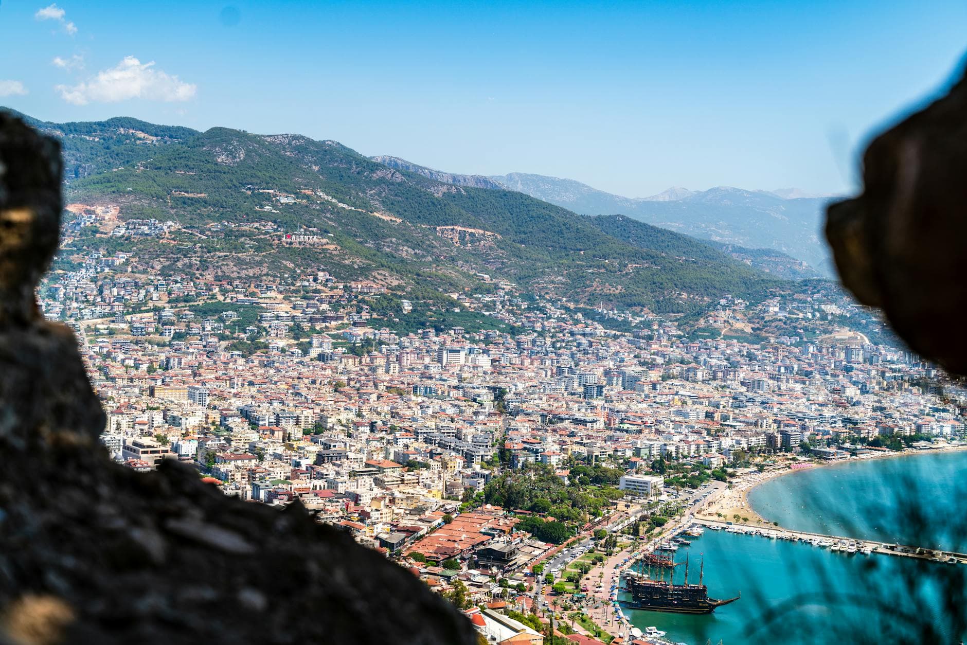Captivating view of Alanya, Türkiye, showcasing the city, coast, and mountains.