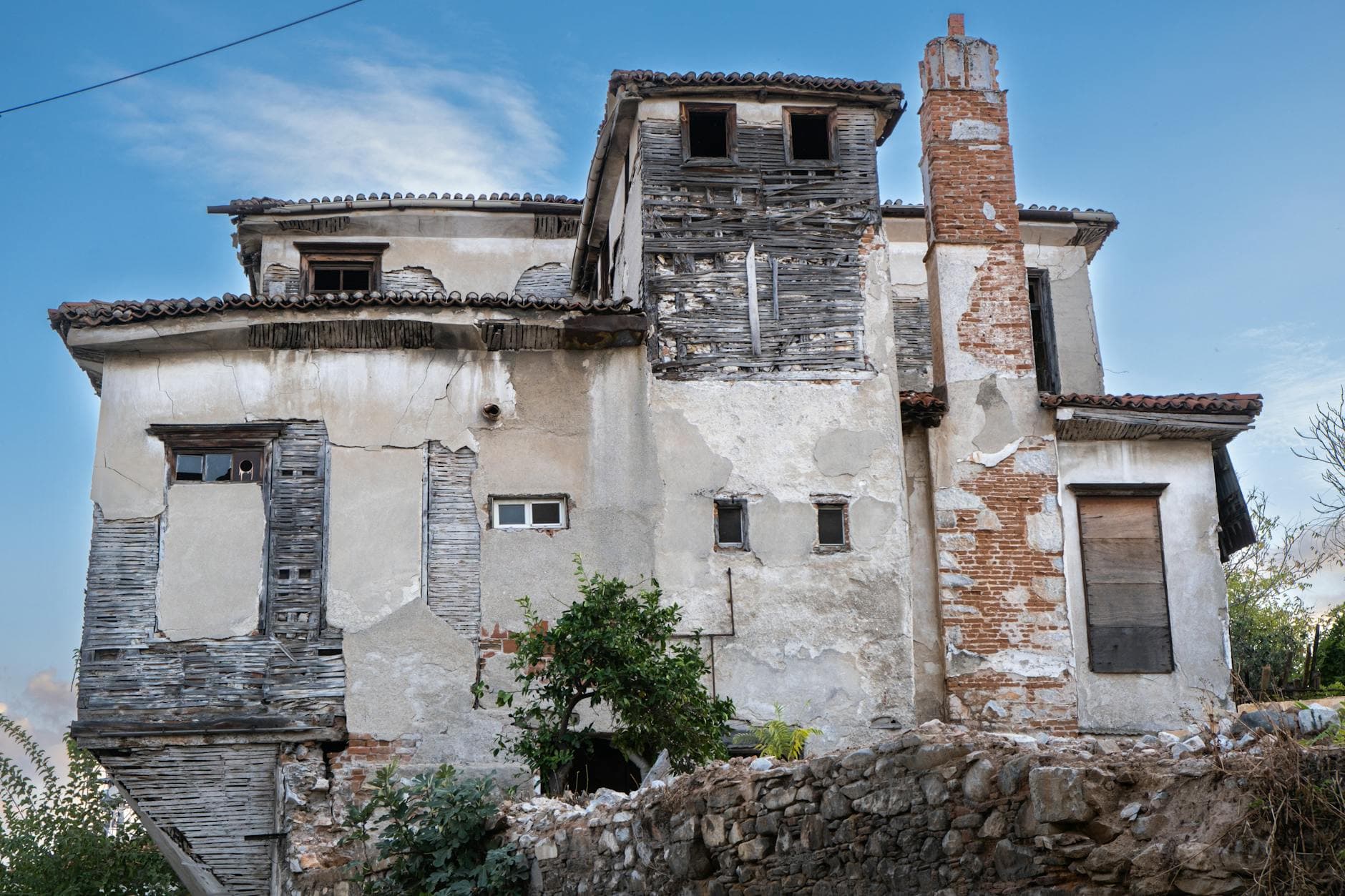 A rustic abandoned house showcasing traditional architecture in Milas, Türkiye.