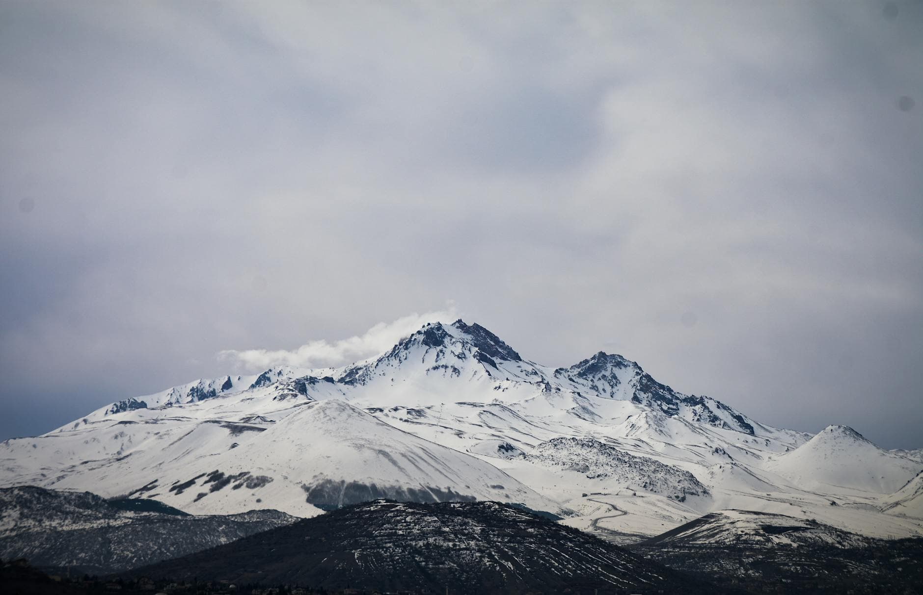 A breathtaking view of the snow-covered Erciyes Mountain in Turkey, ideal for winter tourism.