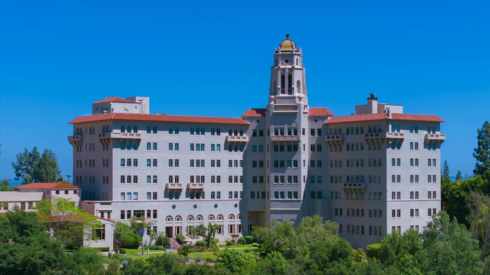 A grandiose hotel building with classic architecture located in Pasadena, California, under a clear blue sky.