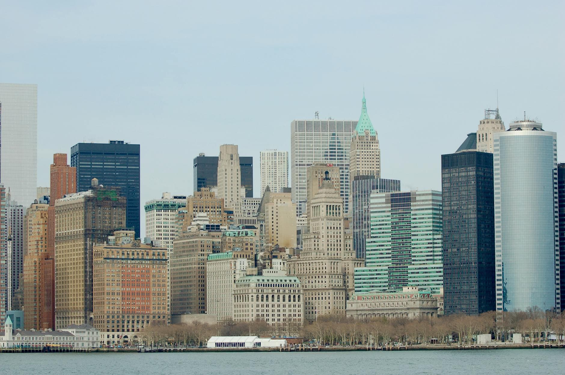 Panoramic view of New York City's iconic skyline featuring modern skyscrapers along the waterfront.