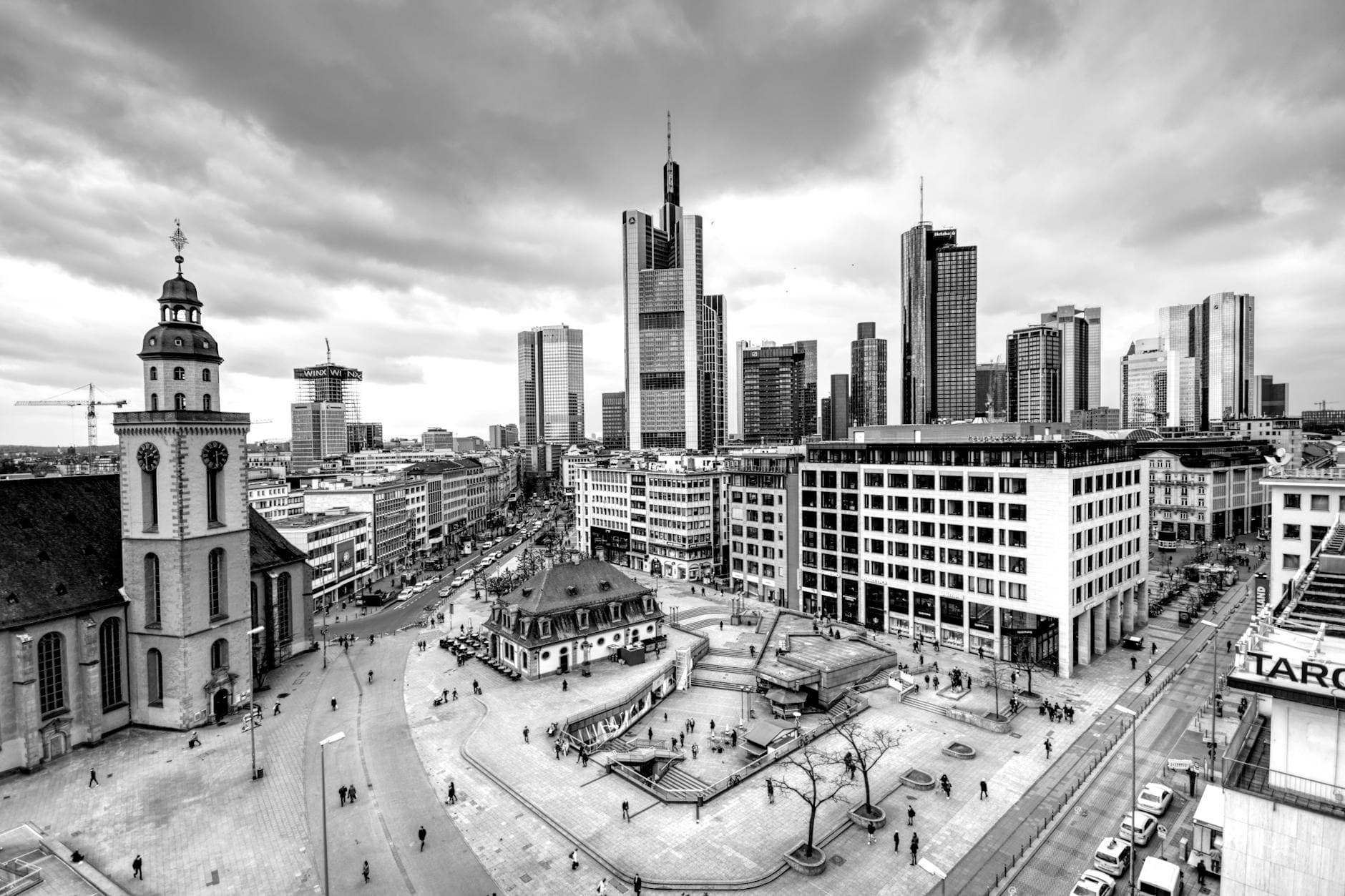 Black and white cityscape of Frankfurt featuring modern skyline and historic architecture.