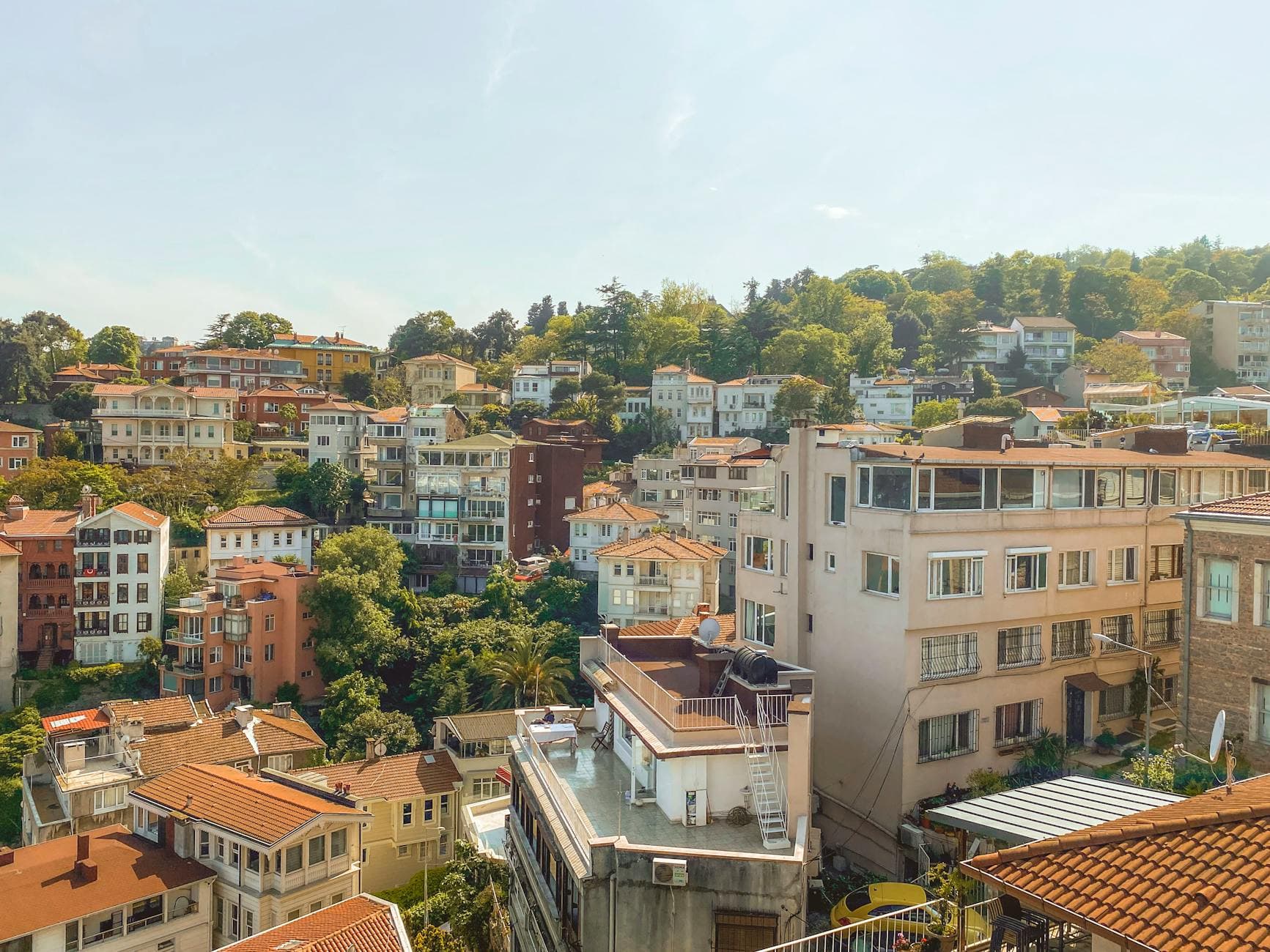 A scenic aerial view of Sarıyer's architecture and greenery in İstanbul, Türkiye.