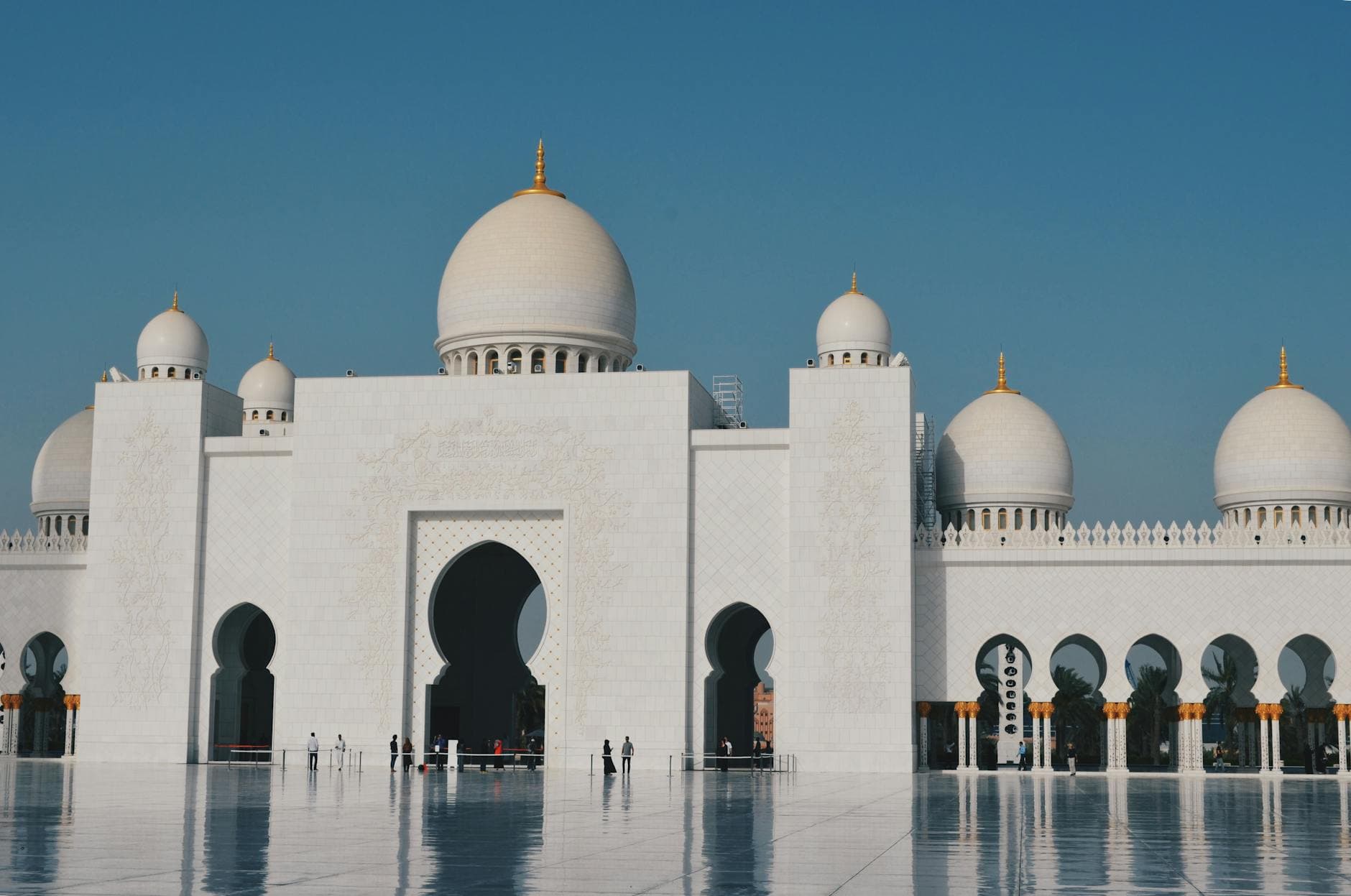 Iconic Sheikh Zayed Mosque with clear blue sky and majestic Islamic architecture in Abu Dhabi.