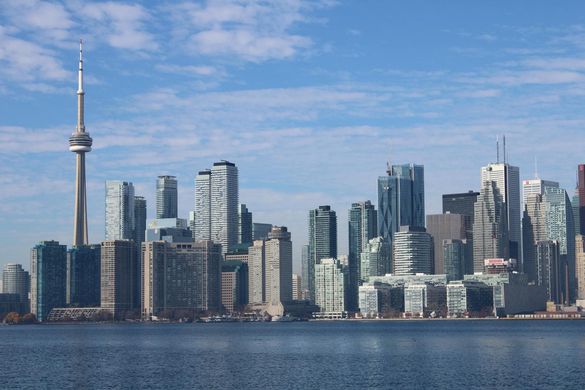 A breathtaking view of Toronto's skyline featuring the iconic CN Tower by the waterfront.