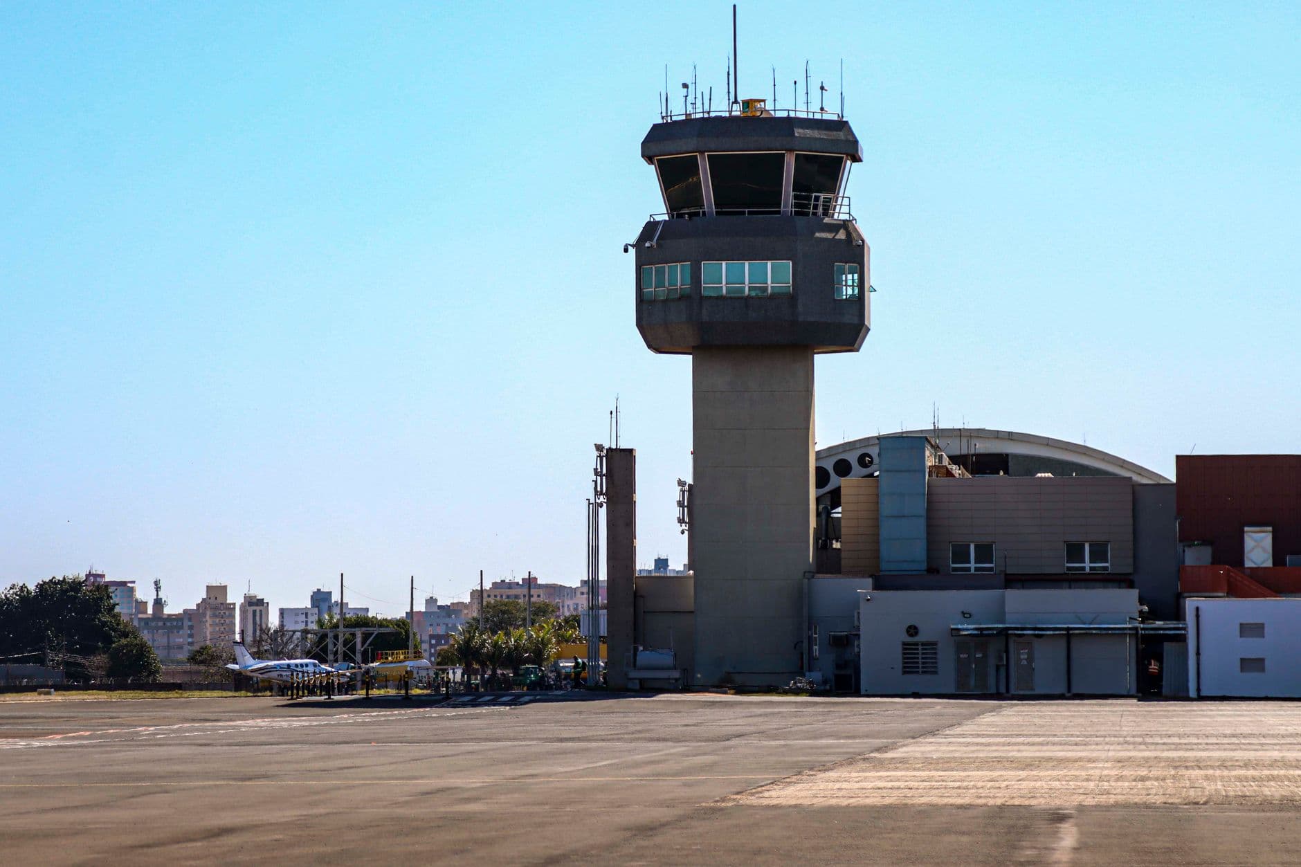 A view of the control tower at Londrina Airport in sunny weather.