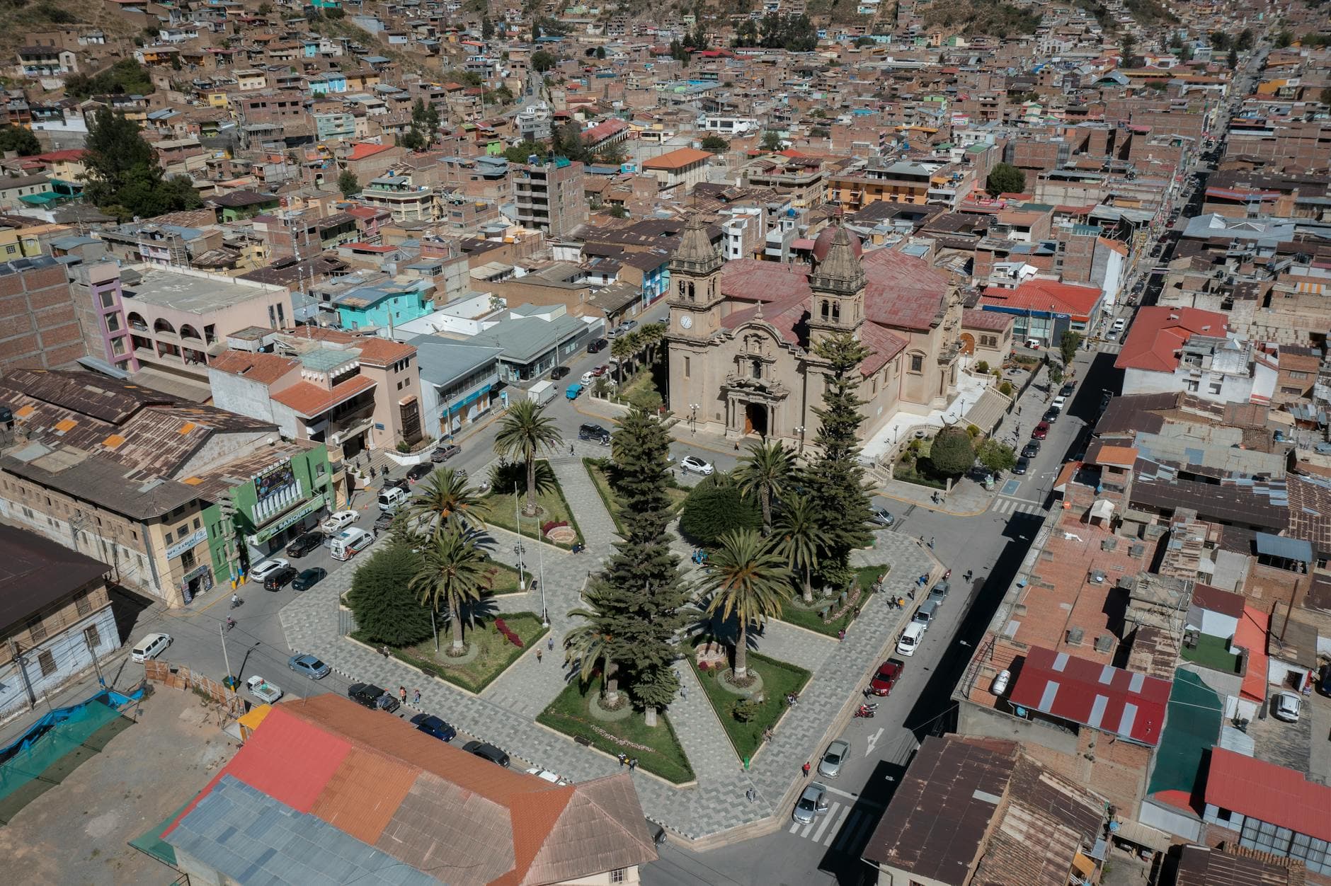 Drone shot of Tarma, Perú showcasing the central cathedral and town square.